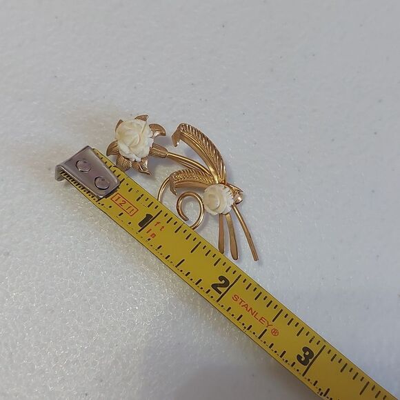 Vintage Carved Celluloid White Flower Bouquet Gold Tone Brooch Pin - Picture 6 of 7